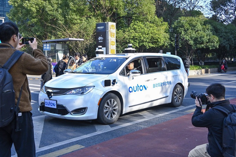 Hangzhou introduces unmanned taxis