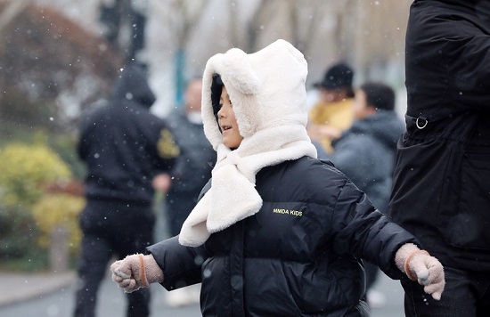 2024's first snow blankets Hangzhou's urban area