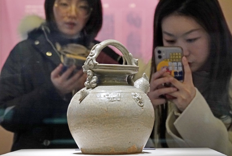 Zhejiang showcases top 100 museum treasures in Spring Festival exhibition