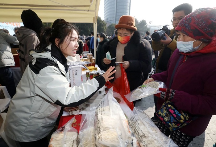 Chun'an county officials bring mountain products to urban markets