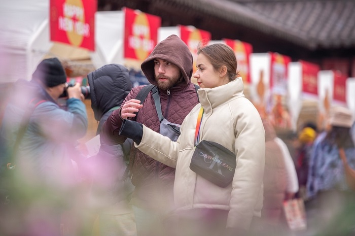 Enjoy traditional performances in Qianwang Temple on West Lake