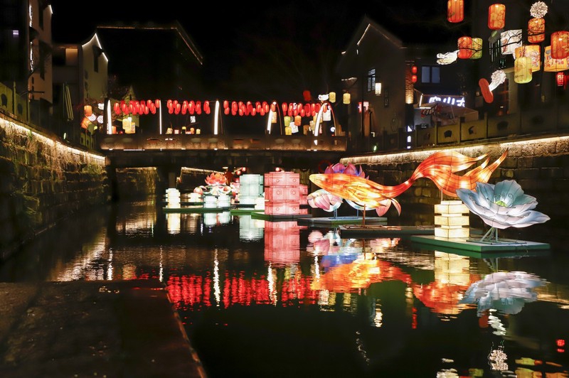 Lantern Festival illuminates Hangzhou with colorful celebrations