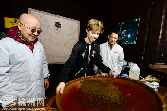 Canadian teenagers experience traditional Chinese medicine