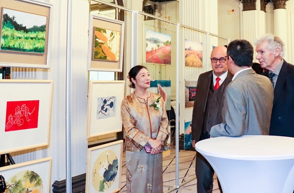 Chun'an farmer paintings shine in Paris