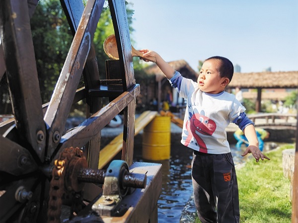 Neighborhood provides children hands-on experience with nature