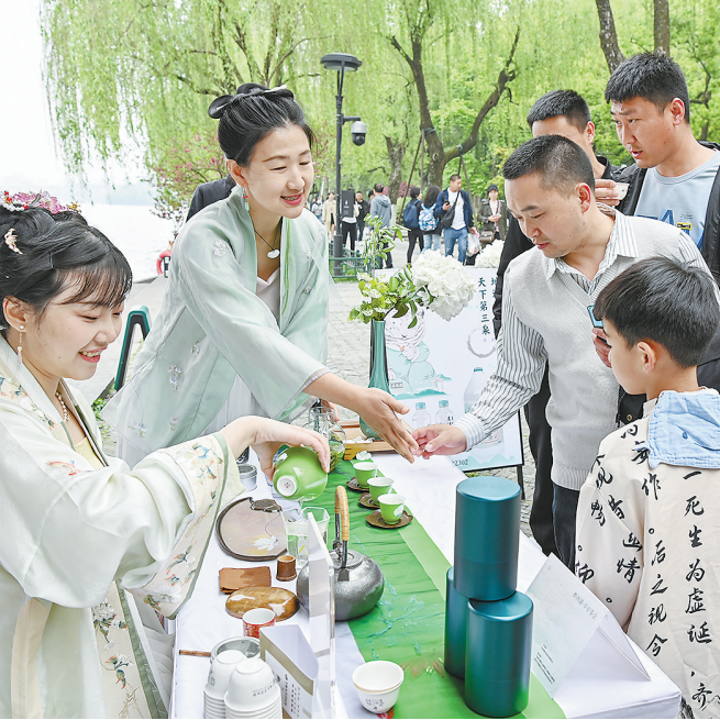 Tea culture events held in West Lake to entertain visitors