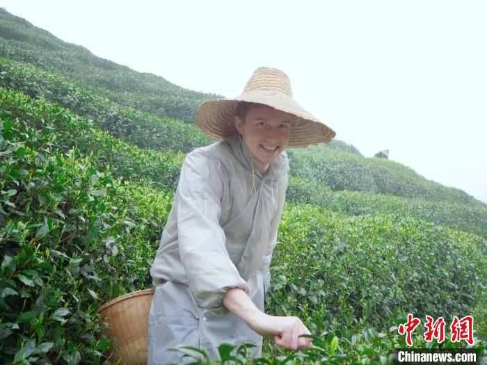 Frenchman discovers beauty of Hangzhou 