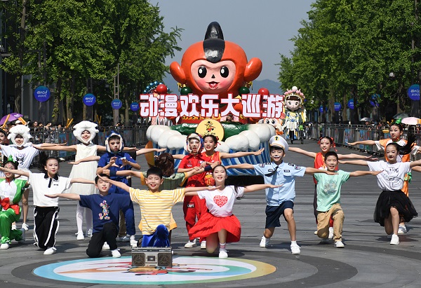 Hangzhou welcomes cartoon festival with parade