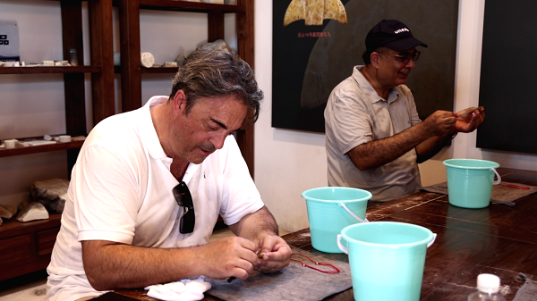 Chinese, Spanish guests explore Liangzhu Ancient City