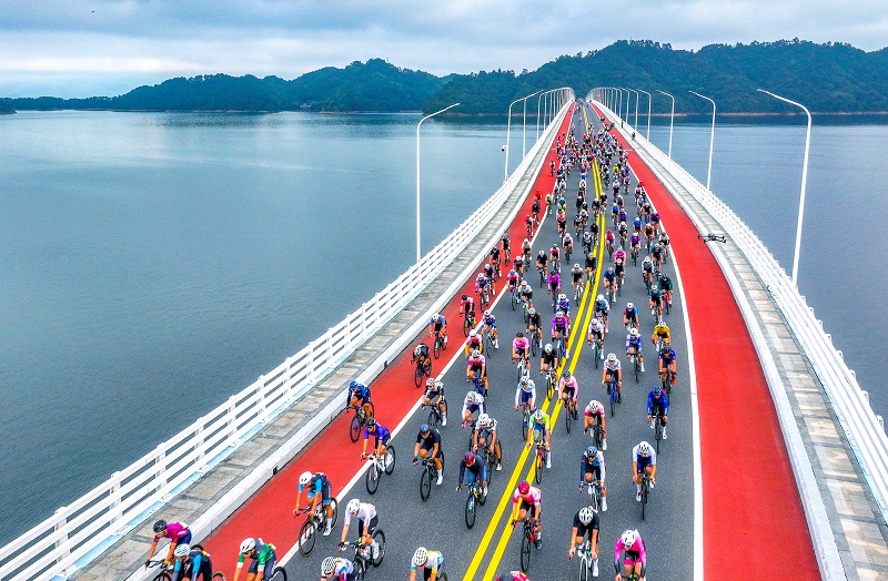 Qiandao Lake bike race draws over 7,000 cyclists to compete amid stunning scenery