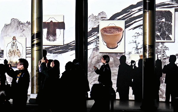 Deshou Palace Museum awes visitors with back-to-back light shows