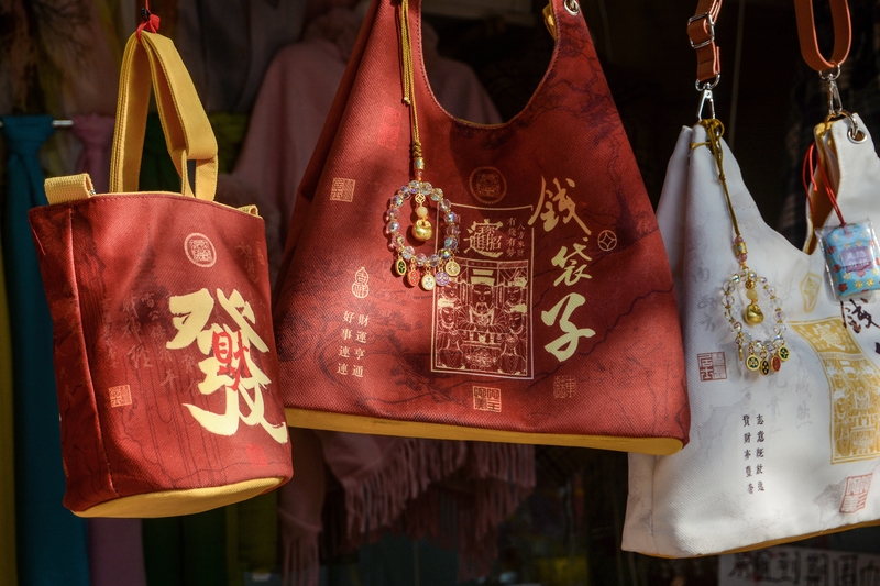 Lingyin Temple-inspired fortune pouch attracts young buyers