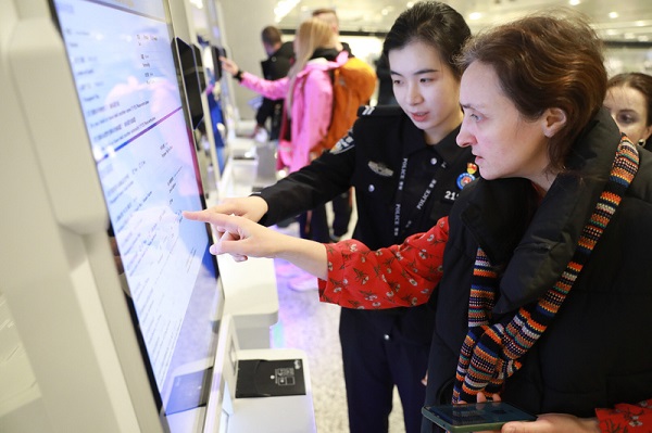 Hangzhou opens self-service kiosks for foreigner entry cards