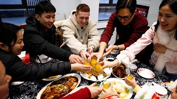 Expats try authentic food in Qiantang