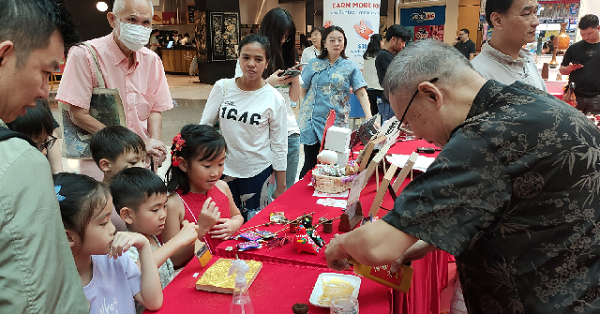 Hangzhou's traditional block printing showcased in Singapore