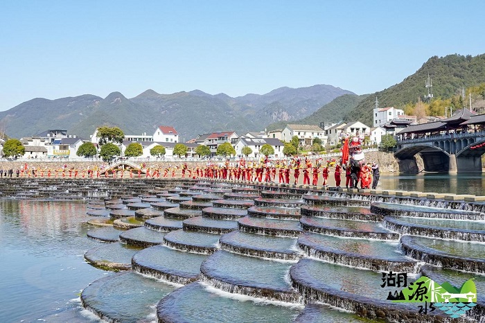 Plank dragon dance lights up Lantern Festival in Fuyang