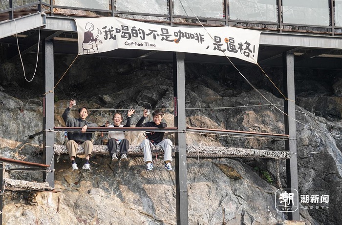 Cliffside cafe in Hangzhou's Jiande draws adventurous young visitors