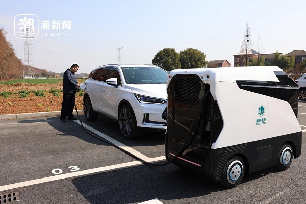 Autonomous charging vehicles hit Hangzhou city's streets