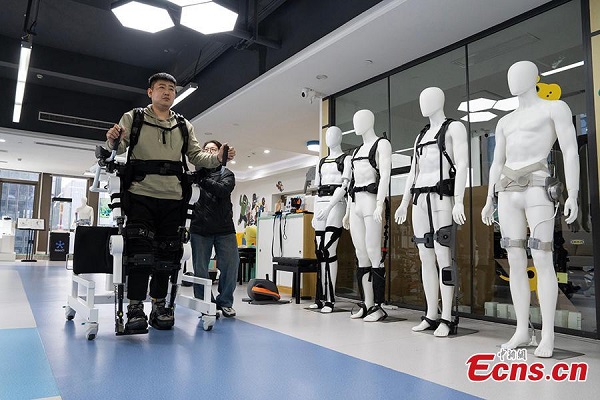 Robotic exoskeleton helps people with disabilities walk upright in Hangzhou