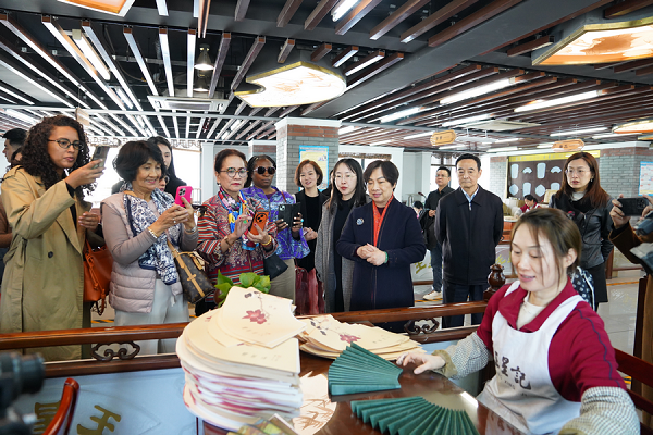 Delegation visits Hangzhou's intangible cultural heritage