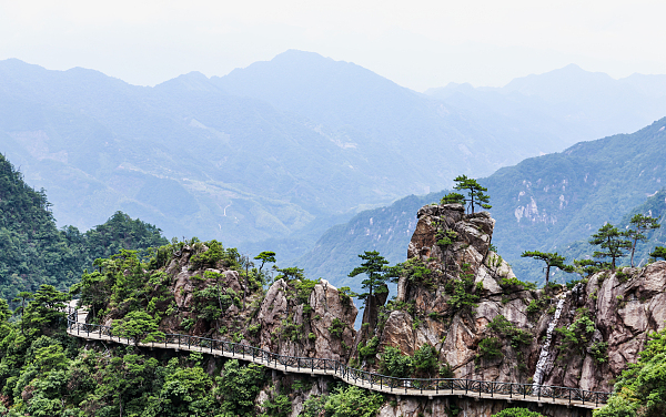 Scenic viewing platforms near Hangzhou elevate spring outings