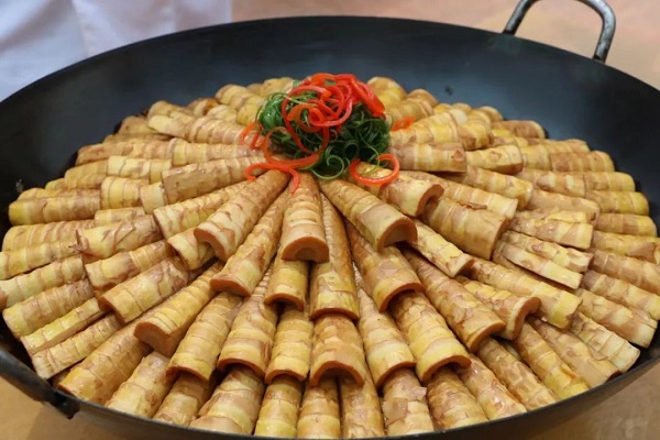 Spring in Hangzhou: Digging up fresh bamboo shoots