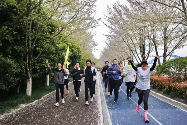 Running in the landscape of cherry blossoms