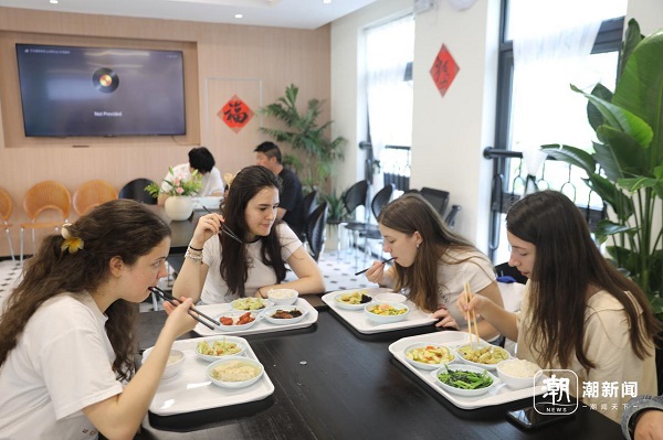 Xiaoheshan community canteen becomes magnet for intl students