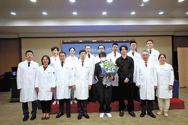 Taiwan singer keeps fighting after life-saving surgery in Hangzhou