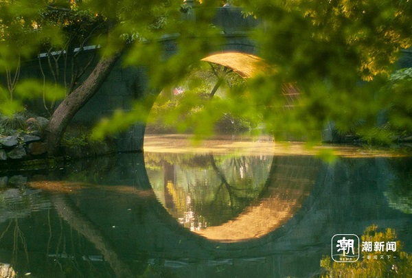 West Lake's 'golden light through the arch' draws crowds before dawn