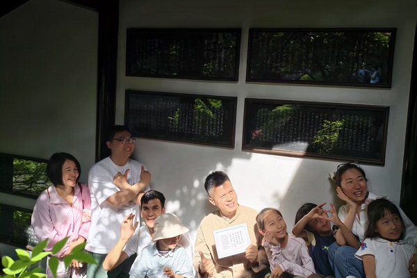 Tour guide brings 'China travel' to life in Hangzhou