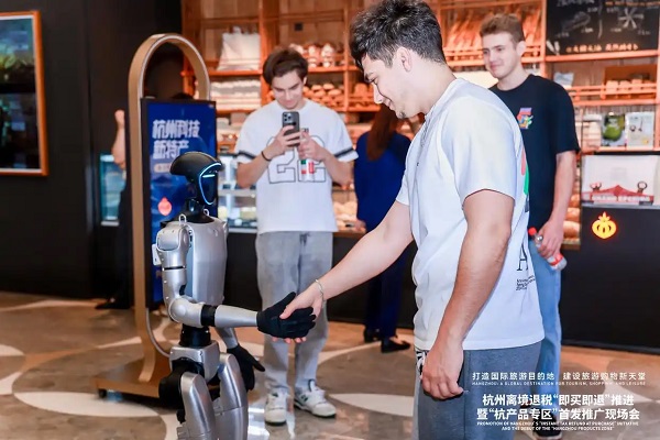 Foreign tourists flock to experience cyber-inspired Hangzhou products