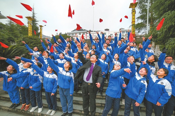 More Chinese 'silver-haired volunteers' engage in education, medicare voluntary work in lesser-developed areas
