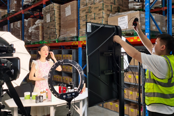 Hangzhou cross-border e-commerce booms during 618 shopping festival