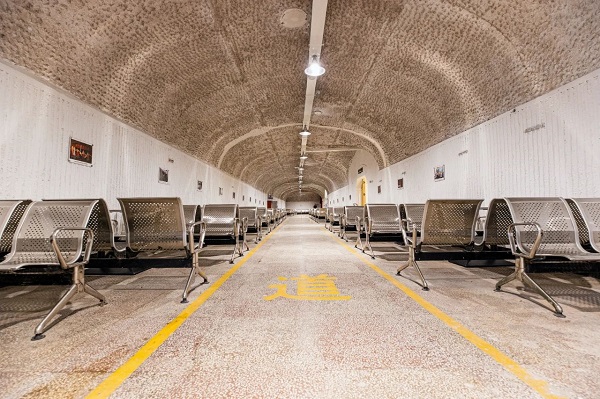 Hangzhou opens upgraded air-raid shelter cooling centers as heatwave hits