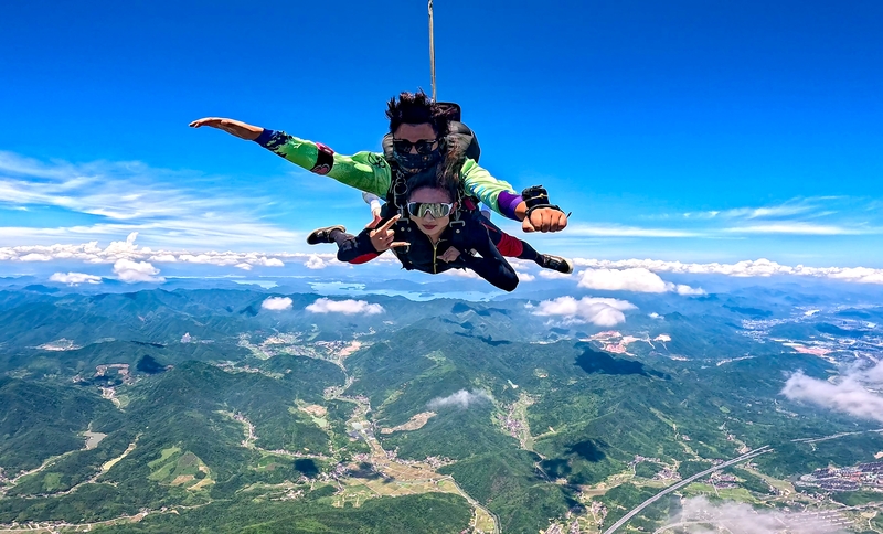 Skydiving soars in popularity at Jiande Aviation Town