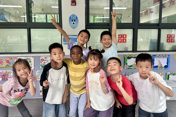 A Nigerian boy's farewell: A heartfelt graduation from a Hangzhou primary school
