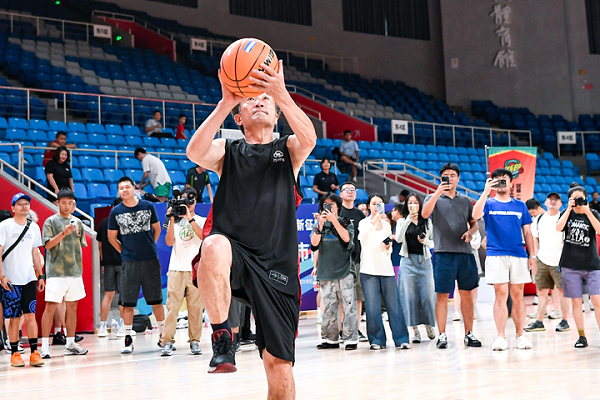 Basketball veteran, 68, steals show at Hangzhou city tryouts