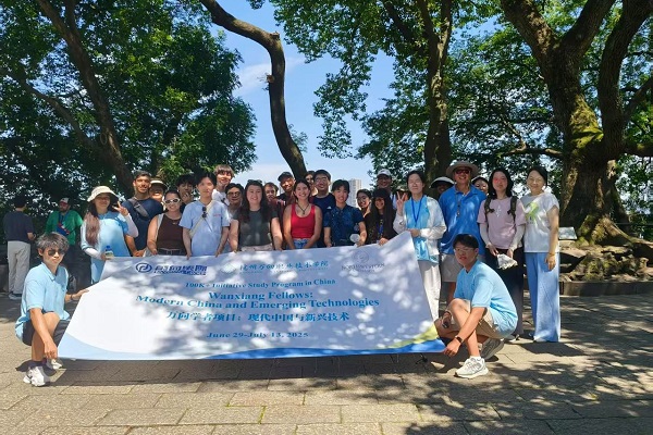 US student paints Hangzhou's beauty, builds friendship bridges 