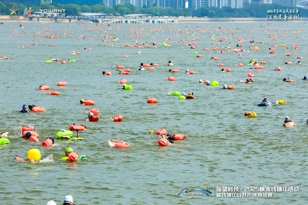 Swimmers brave mighty Qiantang River in summer