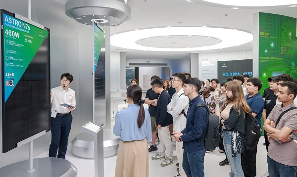 Expat students visit Chint smart photovoltaic industrial park