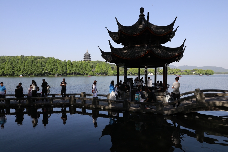 Tourists visit West Lake scenic spot in Hangzhou