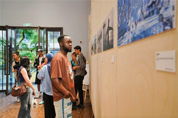 Elegance framed: Why West Lake photo exhibition captivates audiences