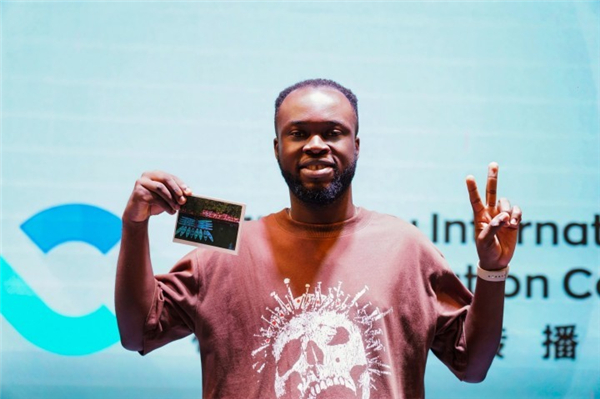 1754563563111015158.jpg An international student shows his West Lake postcard. .jpg