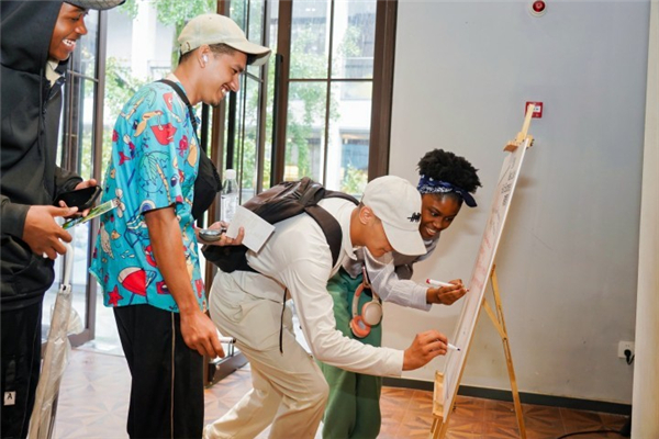 1754563583120009333.jpg Visitors Leave messages on the message board..jpg