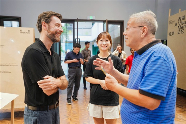 1754563615414036335.jpg Leonardo and Ma Liqun (first from the right) in conversation..jpg