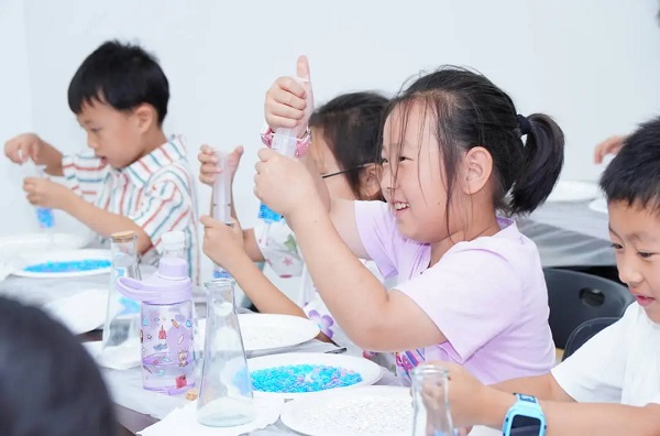 Children enjoy various activities at community service centers in Hangzhou