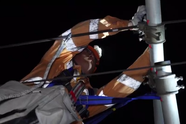 Staff members inspect, maintain Hangzhou-Shaoxing-Taizhou intercity railway
