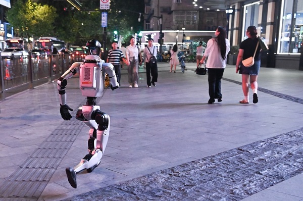 Humanoid robot attracts public attention in Hangzhou