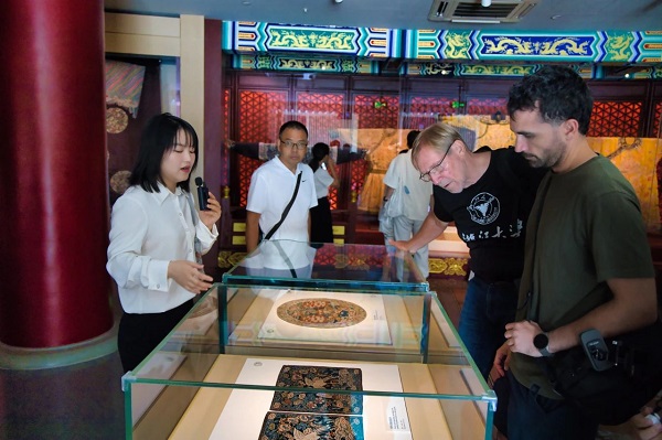 Foreign visitors explore Hangzhou's culture, tech